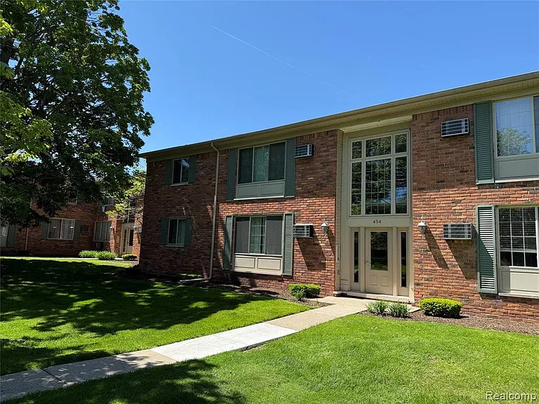 454 Romeo Rd — Photo 3