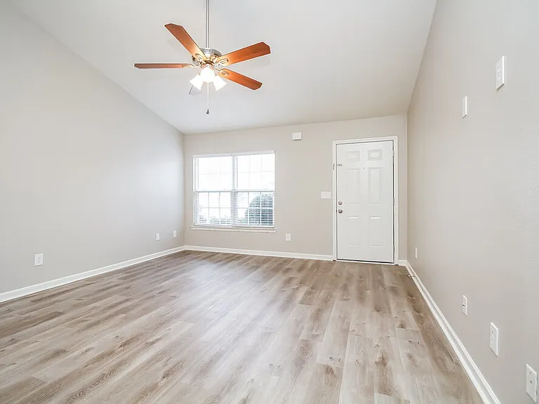 913 Birchmill Point S — Photo 3