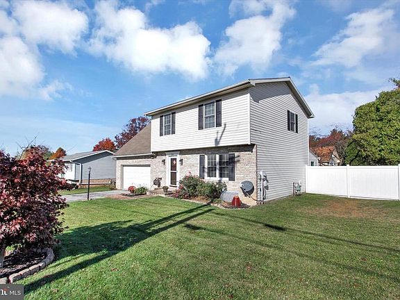 3rd image of 225 Clover Ln