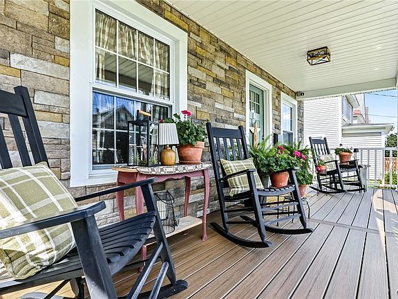 4th image of 905 Franklyn St