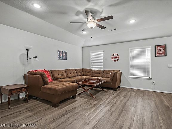 5th image of 850 E Sparrow Cir