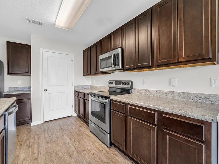 4924 Kensington Ln — Photo 10
