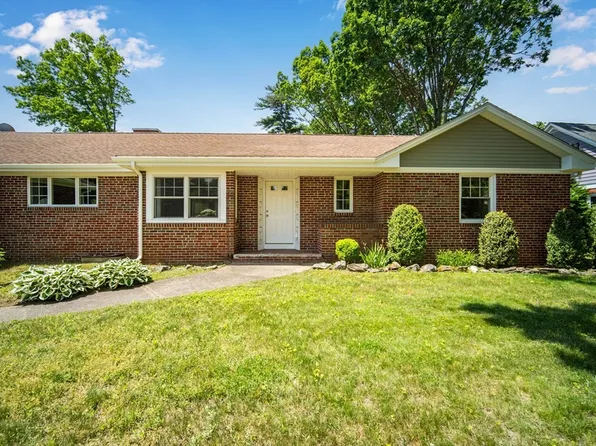 1424 Plumtree Rd, Springfield, MA 01119