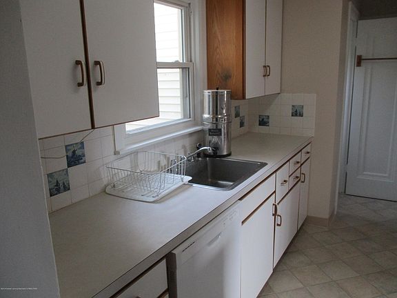 4th image of 715 Linden St