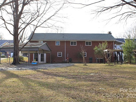 3rd image of 1060 Laurel Ln