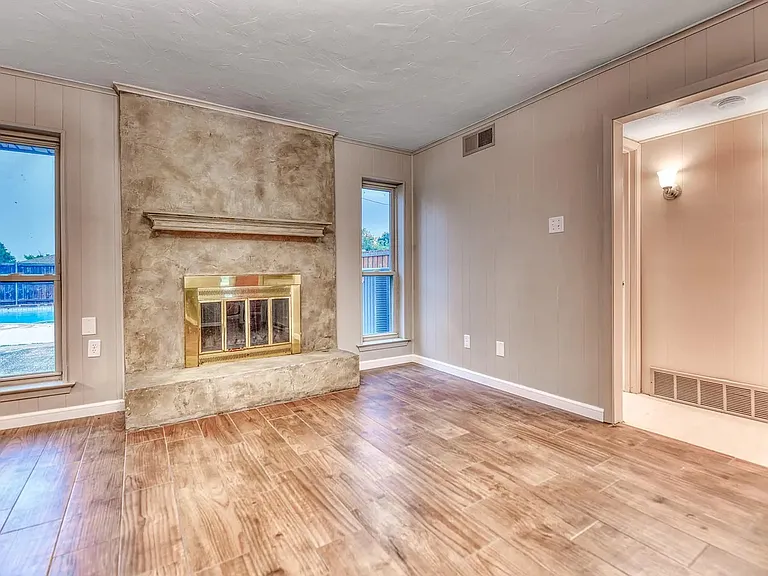 1619 Marquette Dr — Photo 2