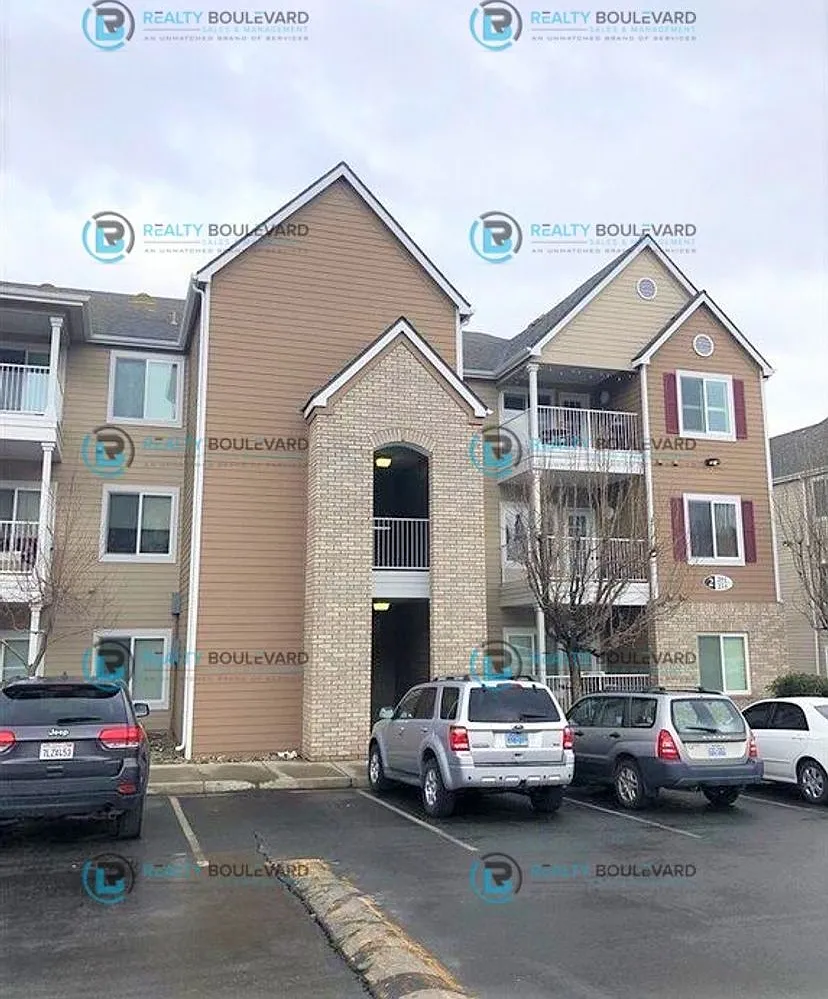 Come see this unique apartment that has 4 bedroom & 4 bathrooms!! It is less than 2 miles from UN... — Photo 1