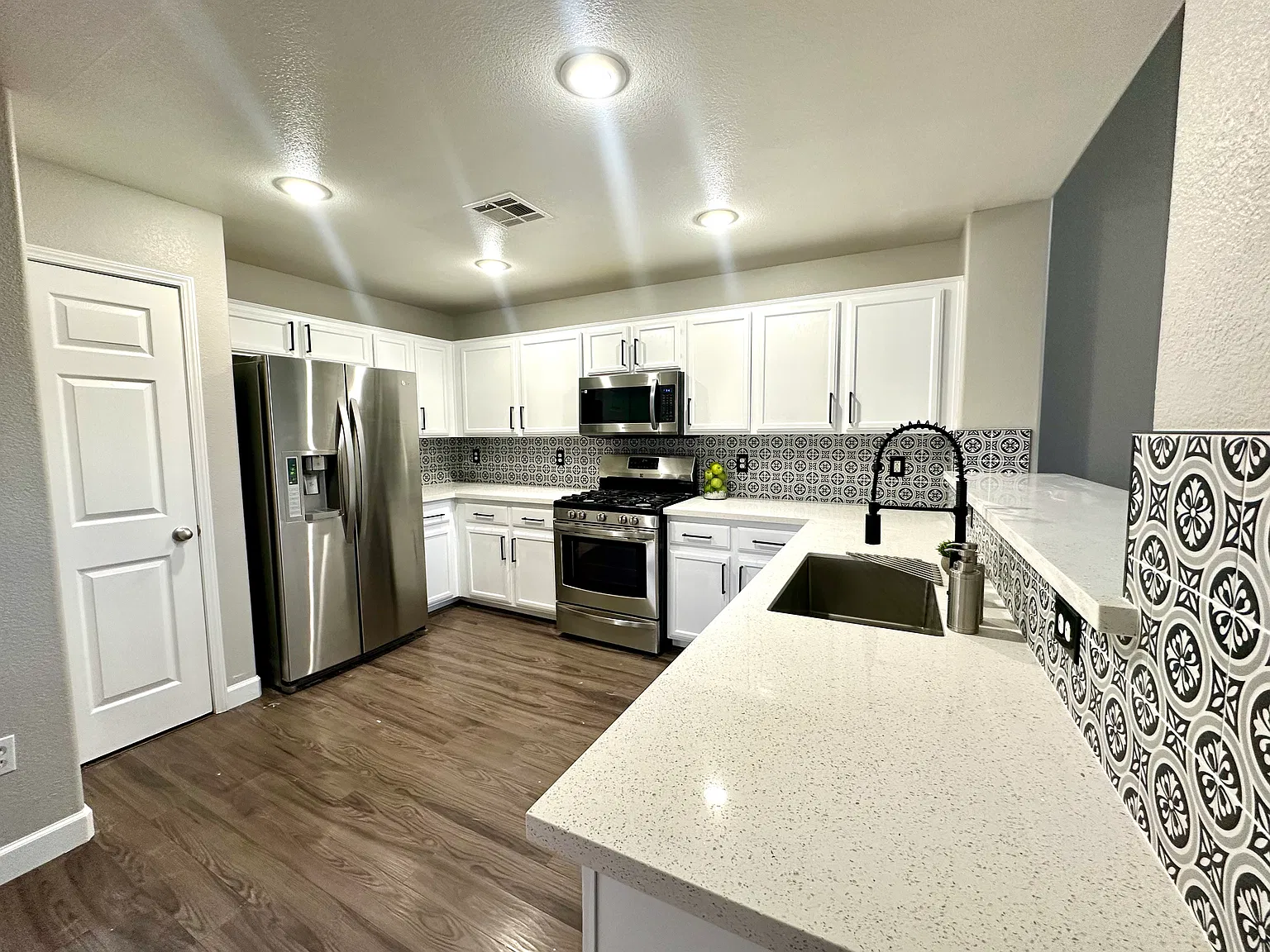 3 bed, 1650 sqft, $2,200 — Photo 1