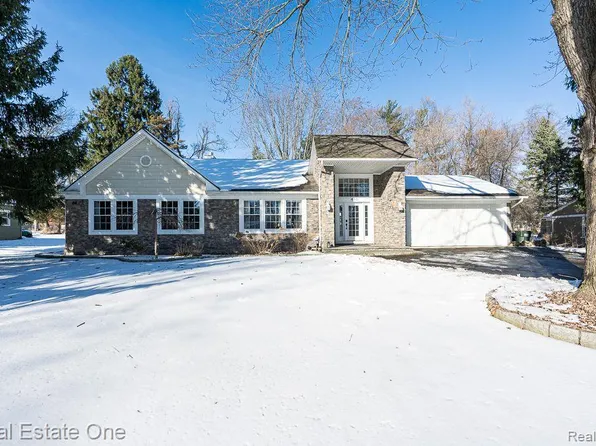 410 Maplehill Rd, Rochester Hills, MI 48306