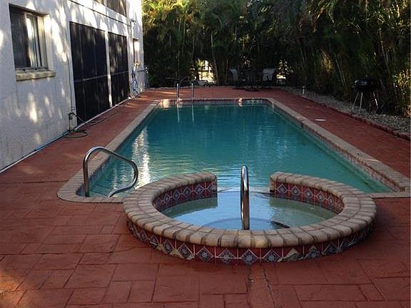 4th image of 1126 SE 8th St APT 101