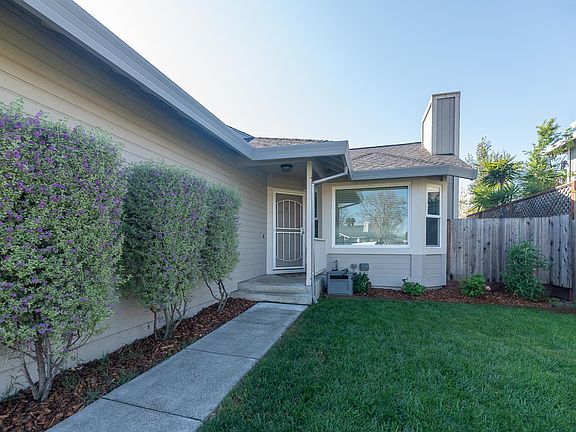 4th image of 824 Breeze Way