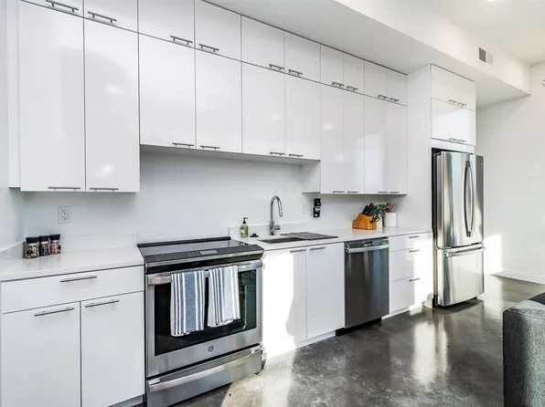 202 N Linn St #204, Iowa City, IA 52245