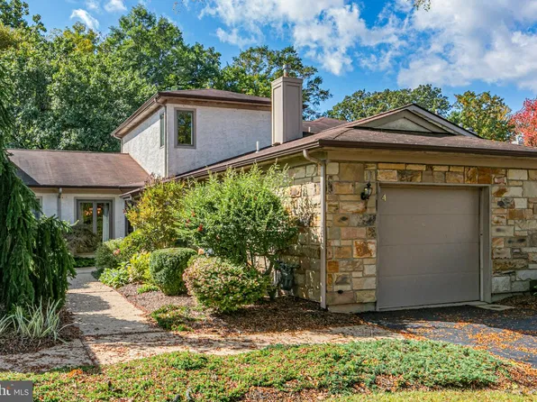 4 Woodmont Dr, Lawrence Township, NJ 08648