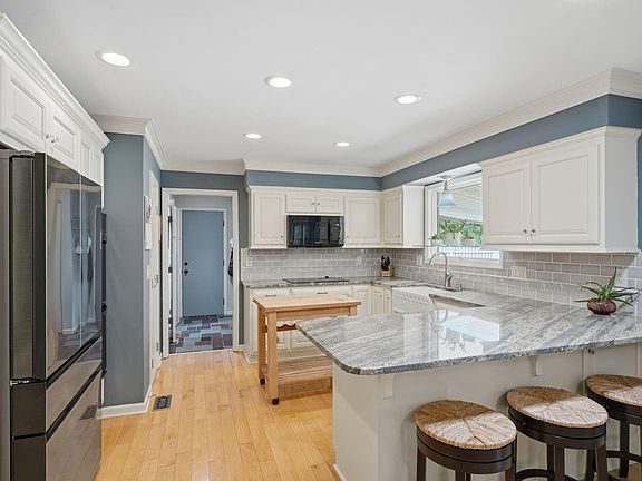 3rd image of 3401 Woodview Pl