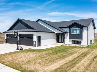 610 Shale Dr, Bismarck, ND 58503