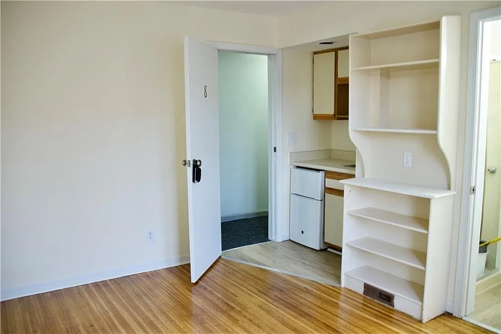 1 bed, 1.0 bath, 180 sqft, $795 — Photo 2