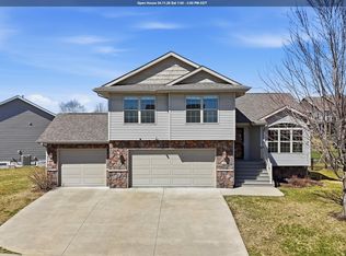 63 Colchester Dr, Iowa City, IA