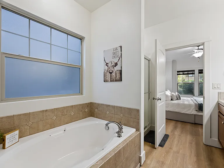 922 E Winding Creek Dr — Photo 15