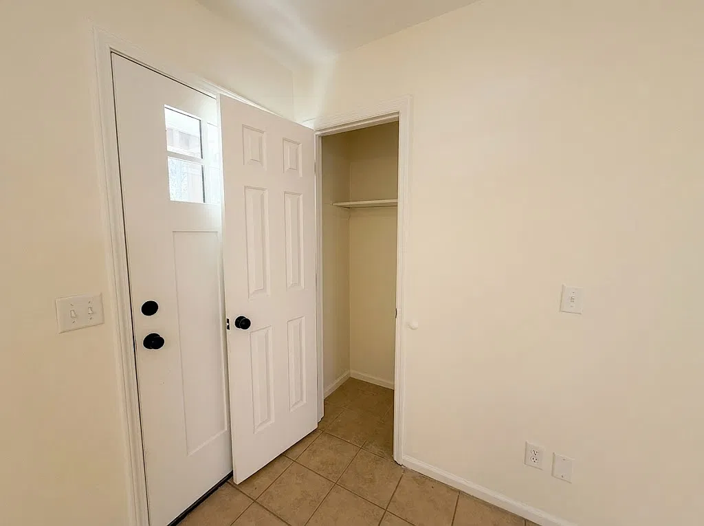 2 bed, 900 sqft, $1,300 — Photo 2