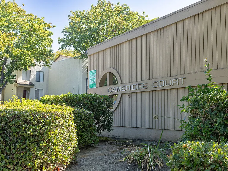 Cambridge Court Townhomes — Photo 21