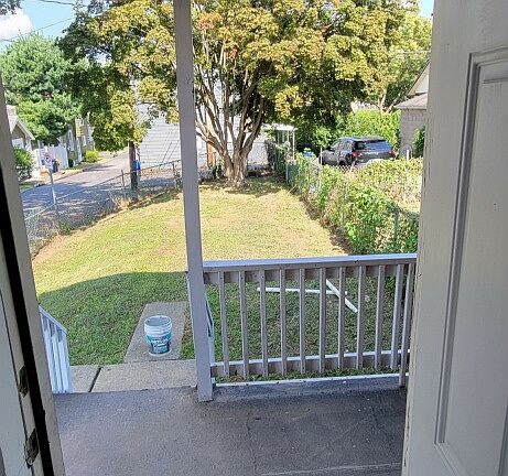 517 view from kithen door to yard