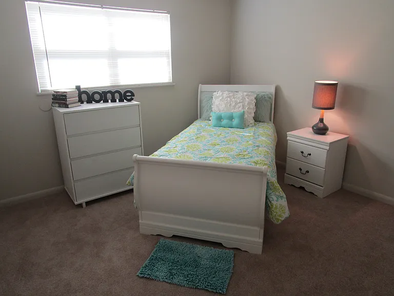 Park Towne Apartments — Photo 12