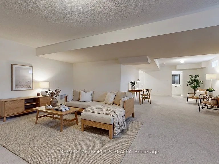 647 Fleetwood Dr — Photo 41