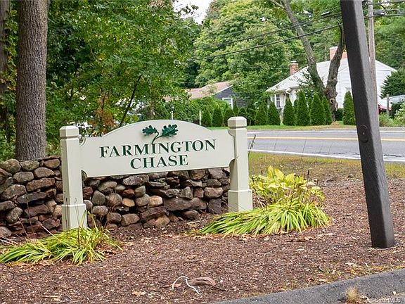 3rd image of 122 Farmington Chase Cres #122