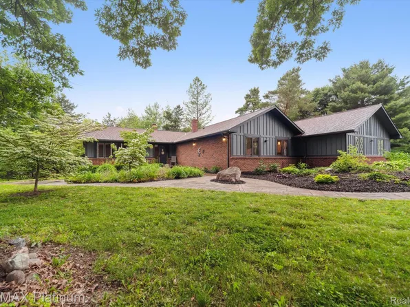 5152 Milroy Ln, Brighton, MI 48116