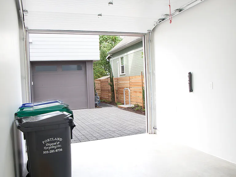 5733 N Albina Ave — Photo 12