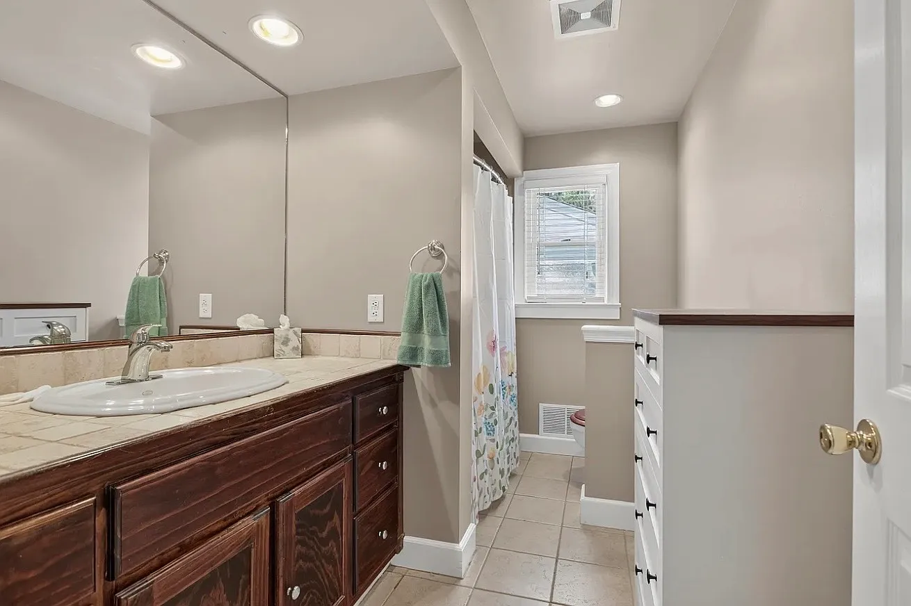 3 bed, 1.5 bath, 1389 sqft, $2,200 — Photo 4