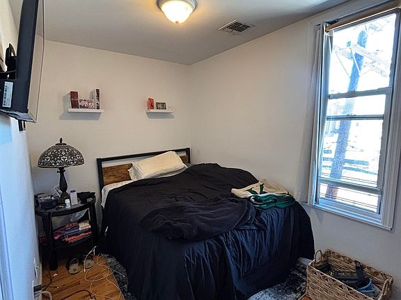 4th image of 1040 Willow Ave APT 4