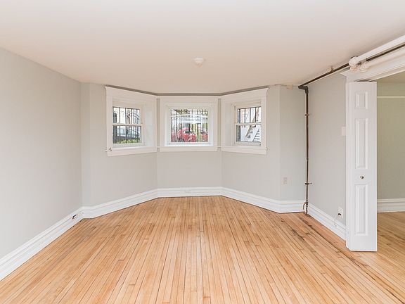 4th image of 3241 N Whipple St #G