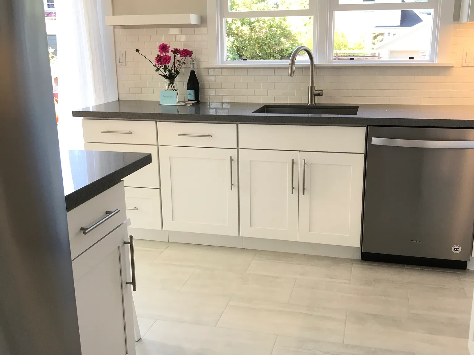 4 bed, 1.5 bath, 2400 sqft, $5,500 — Photo 2