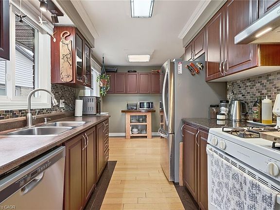 3rd image of 49 Markson Cres