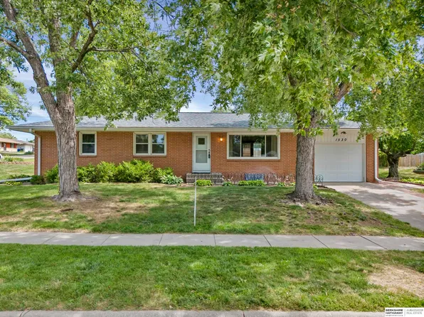 1530 N 76th St, Lincoln, NE 68505