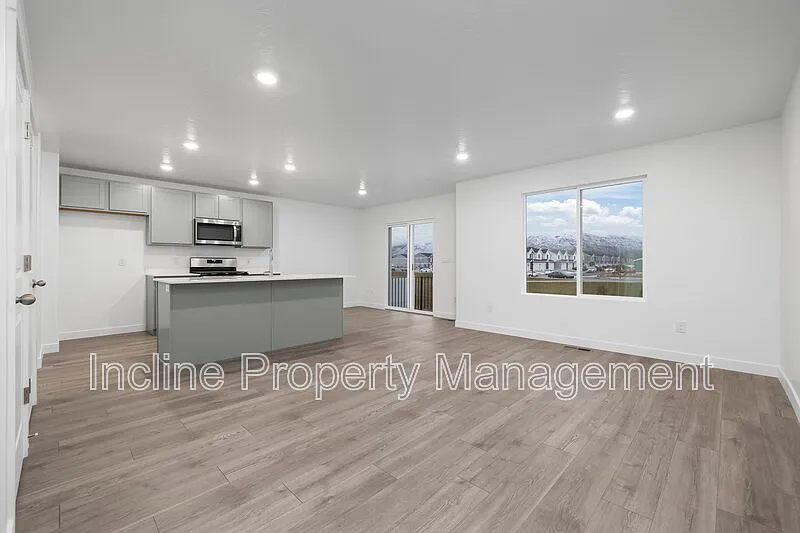 4 bed, 2.5 bath, 2300 sqft, $2,250 — Photo 2