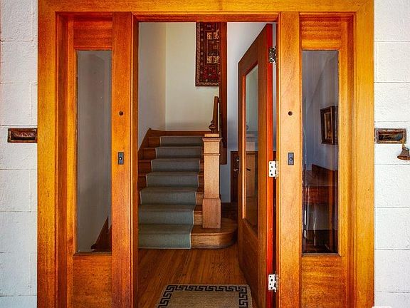 5th image of 130 S Sycamore Ave #130B