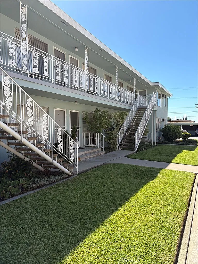 2 bed, 925 sqft, $2,298 — Photo 1