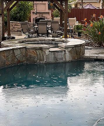 Spa attached to the pool. 