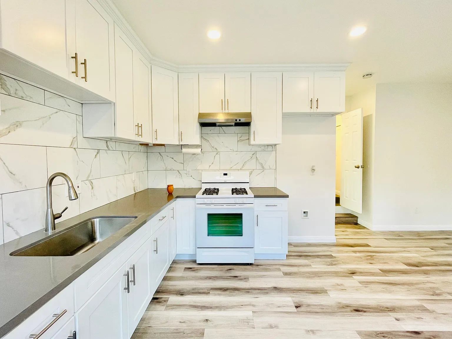 3 bed, 1086 sqft, $2,350 — Photo 2