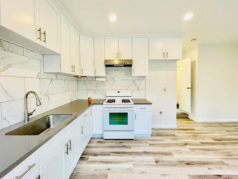 142 E Morgan St #B — Photo 2