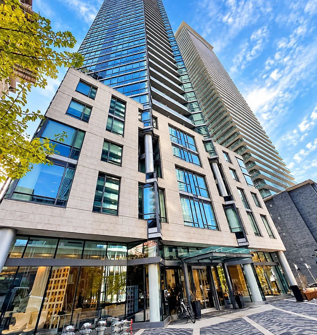 Chaz Yorkville Condo — Photo 2