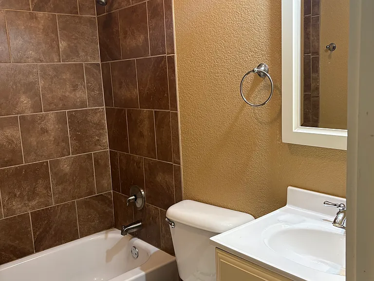 504 W Harris St — Photo 3