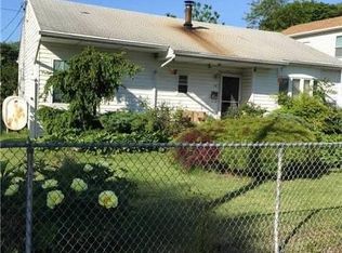 14 Croydon Rd, Amityville, NY 11701