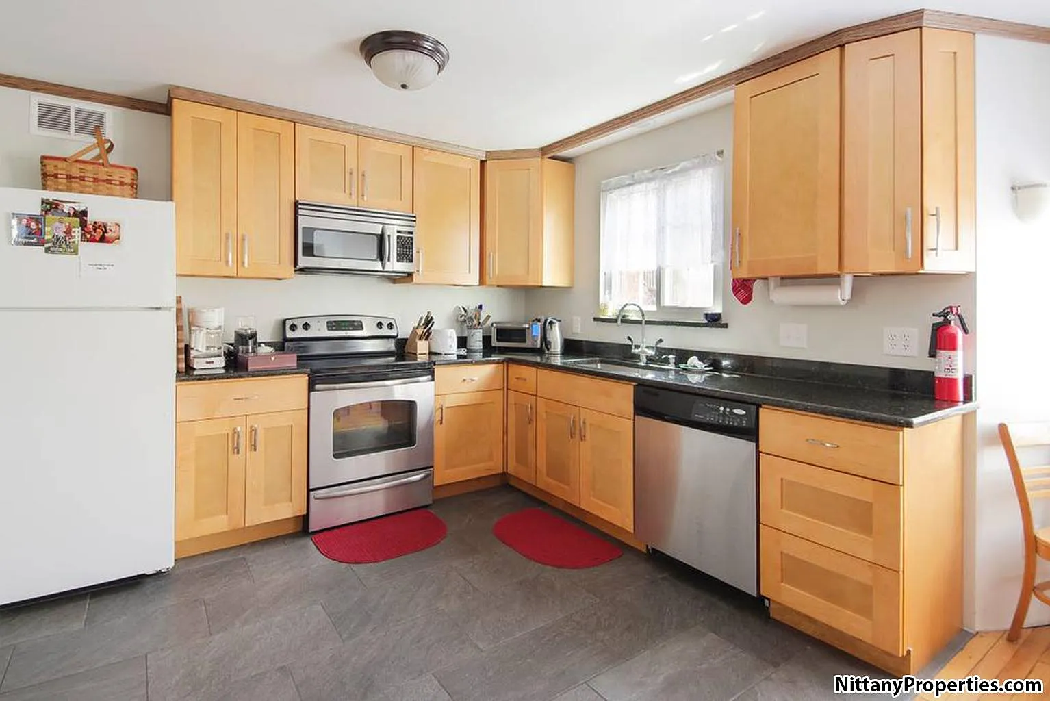 3 bed, 2.5 bath, 1930 sqft, $6,300 — Photo 3