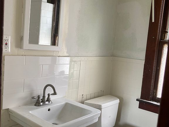5th image of 255 Burgard Pl