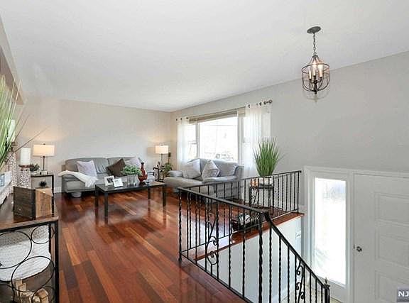 3rd image of 39 Vincent St