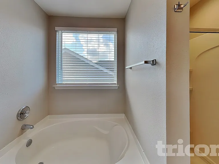 1129 Hawick Dr — Photo 9
