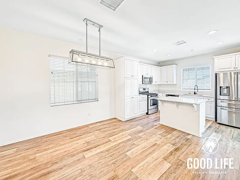 3 bed, 2.5 bath, 1504 sqft, $3,800 — Photo 4